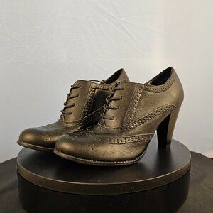 Classic Women's Black Lace-Up Heeled Oxfords